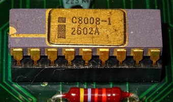 Intel i C8008-1 CPU (2602A) 800 kHz, 3500 Transistoren, 10 micron, 18-pin cDIP, Purple ceramic & gold top and pins, 8-Bit-Prozessor (originally called 1201) Von-Neumann-Architektur (VNA) Processor BD 384C2170D1 Rev A - Processor Assy 784A2170A1 - Ti SN7400N Chip DM74368N, Developers Ted Hoff Stan Mazor Hal Feeney Federico Faggin, USA 1972
